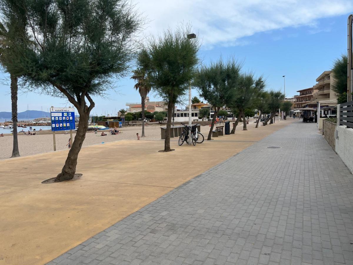 Apartamento En La Playa. Free Parking. Free Wifi L' Escala Exterior foto